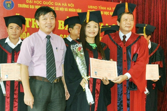 Trao bằng tốt nghiệp cho 31 tân thạc sỹ chính trị học ảnh 2