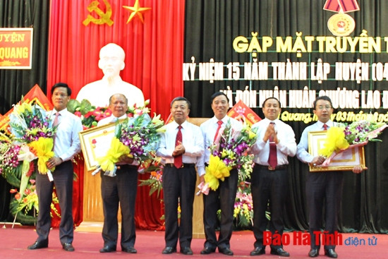 Vũ Quang đón nhận Huân chương Lao động hạng Nhì ảnh 1