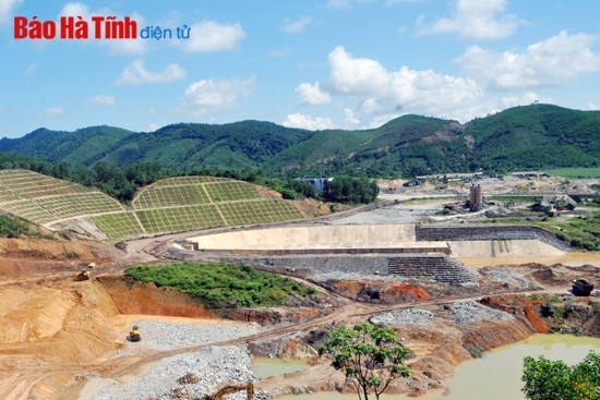 Hạng mục đập chính Hệ thống thủy lợi Ngàn Trươi - Cẩm Trang đang được gấp rút hoàn thành