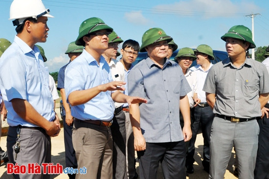 Đoàn công tác Bộ NN&PTNT kiểm tra tại đầu vào và đầu ra xi-phông vượt sông Ngàn Sâu