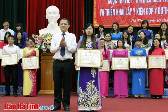 Trao giải Cuộc thi tìm hiểu Hiến pháp nước CHXHCN Việt Nam ảnh 7