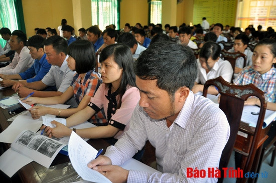 Học viên trực tiếp trao đổi với giảng viên các vấn đề liên quan đến chính sách hỗ trợ SX-KD