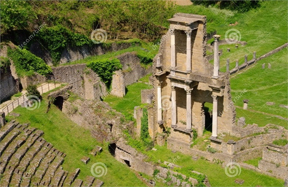 Italy 'đào' được một nhà hát cổ 2.000 năm dưới lòng đất ảnh 2