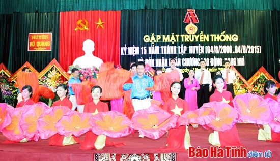 Vũ Quang đón nhận Huân chương Lao động hạng Nhì ảnh 3