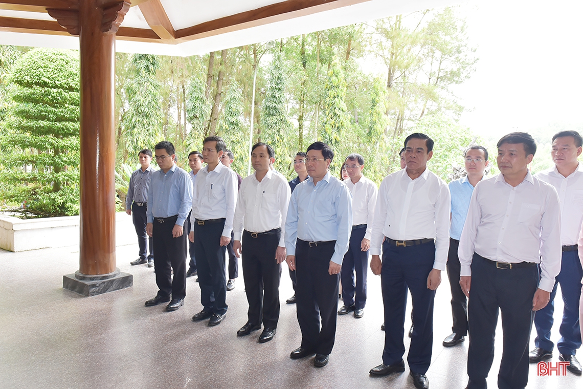 Phó Thủ tướng Thường trực Chính phủ Phạm Bình Minh dâng hương tại Khu di tích Ngã ba Đồng Lộc