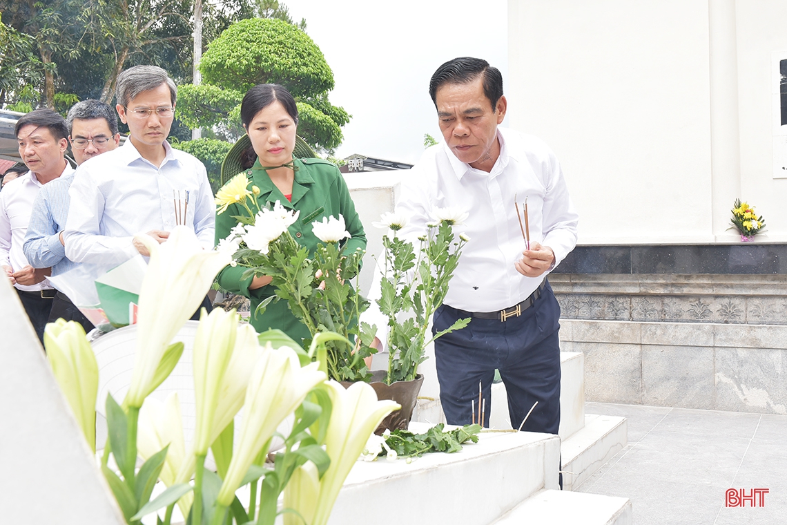 Phó Thủ tướng Thường trực Chính phủ Phạm Bình Minh dâng hương tại Khu di tích Ngã ba Đồng Lộc