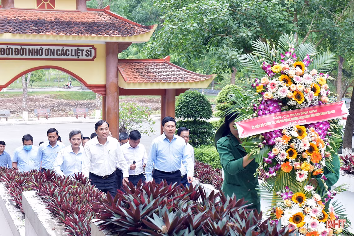 Phó Thủ tướng Thường trực Chính phủ Phạm Bình Minh dâng hương tại Khu di tích Ngã ba Đồng Lộc