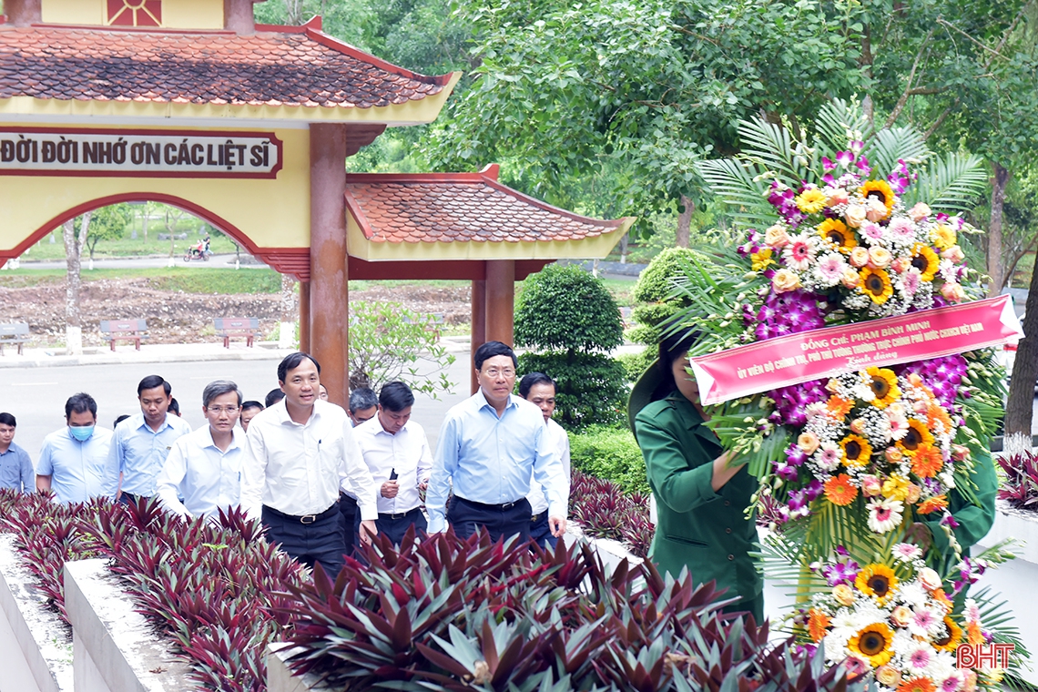 Phó Thủ tướng Thường trực Chính phủ Phạm Bình Minh dâng hương tại Khu di tích Ngã ba Đồng Lộc