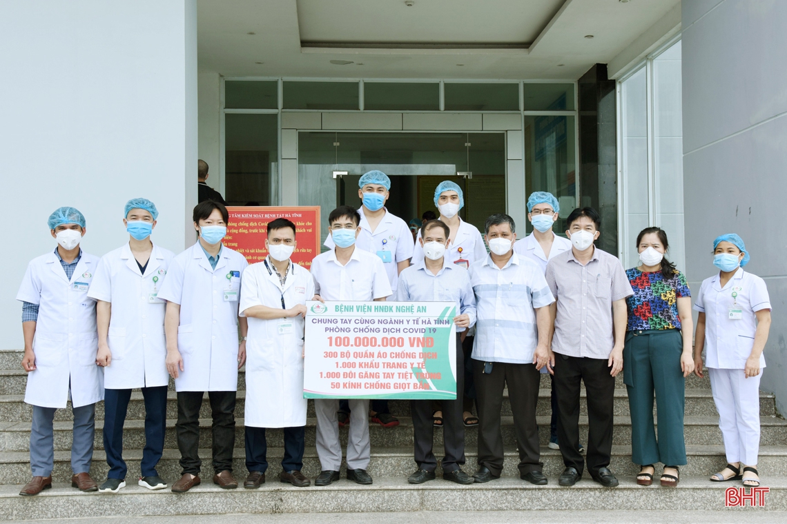 Tăng viện cho Hà Tĩnh, cán bộ y tế Nghệ An lấy khoảng 4.000 mẫu xét nghiệm