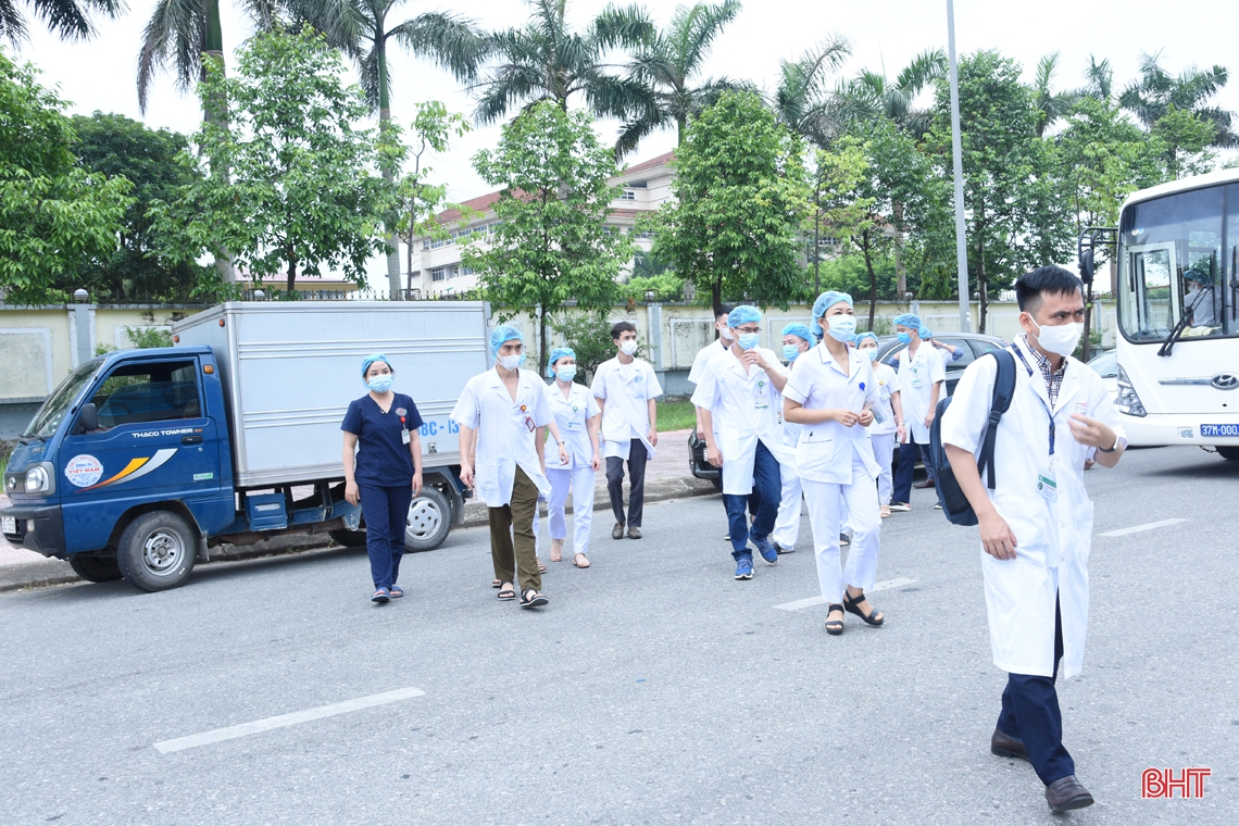 Tăng viện cho Hà Tĩnh, cán bộ y tế Nghệ An lấy khoảng 4.000 mẫu xét nghiệm