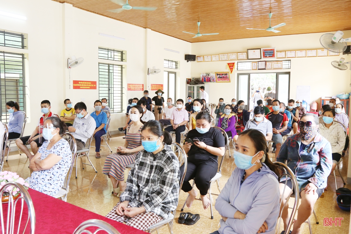 Tăng viện cho Hà Tĩnh, cán bộ y tế Nghệ An lấy khoảng 4.000 mẫu xét nghiệm