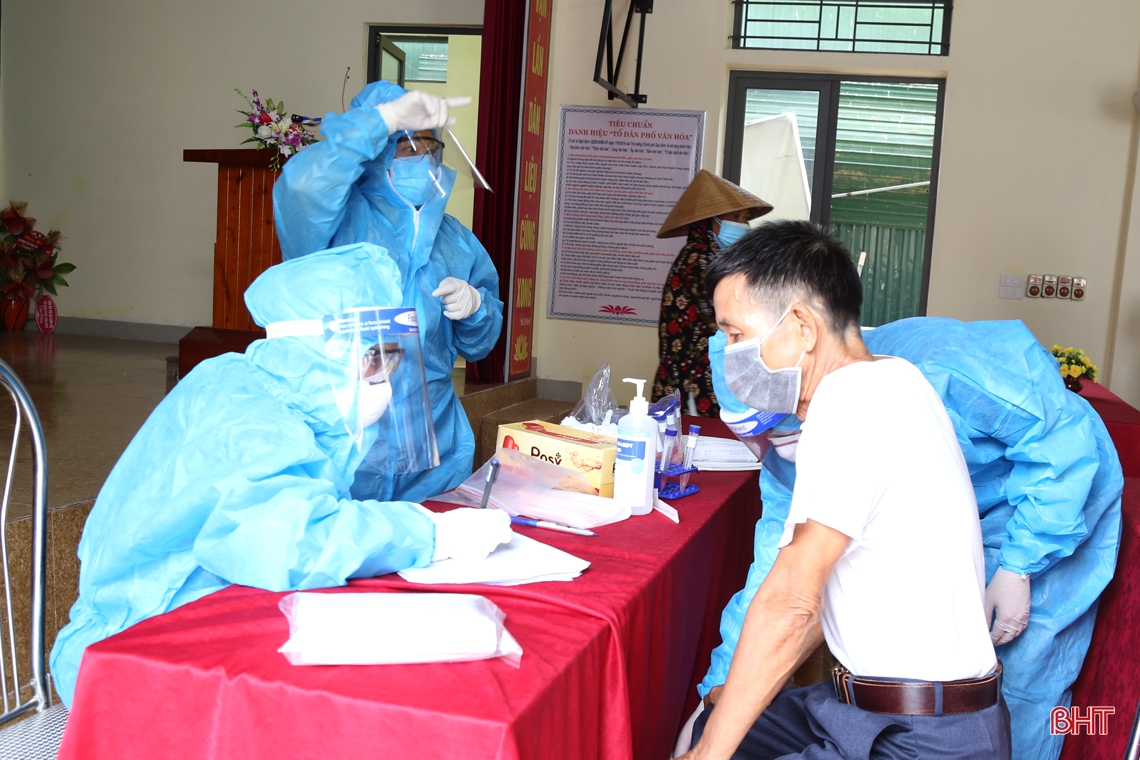 Tăng viện cho Hà Tĩnh, cán bộ y tế Nghệ An lấy khoảng 4.000 mẫu xét nghiệm