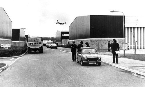 Nhà kho Brink's-Mat, gần sân bay Heathrow, Anh, nơi xảy ra vụ cướp thế kỷ. Ảnh: Daily Herald Archive