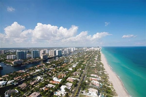 Tội phạm ở nước ngoài hay chọn cách mua các bất động sản vàng ở Miami, Mỹ, để che giấu những khoản lợi nhuận bất hợp pháp. Ảnh minh họa: Bloomberg