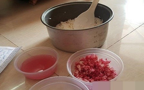Nấu cơm ăn không hết để lại qua đêm, đến sáng hôm sau người dân bàng hoàng phát hiện nồi cơm đổi từ màu trắng sang đỏ quạch. Ảnh: NVCC