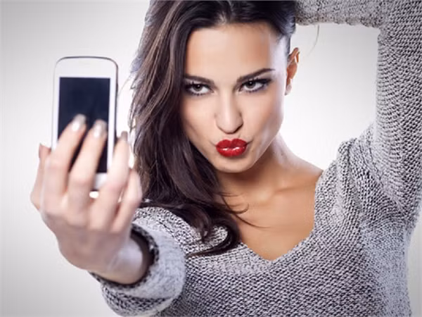 Chụp ảnh tự sướng bằng điện thoại thông minh ảnh hưởng đến sức khỏe tâm thần khi bạn quá tập trung, bị ám ảnh vào việc chăm chút hình ảnh, vẻ bề ngoài.