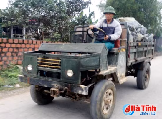 Không khó để bắt gặp những chiếc xe công nông ngang nhiên dừng đậu trên đường
