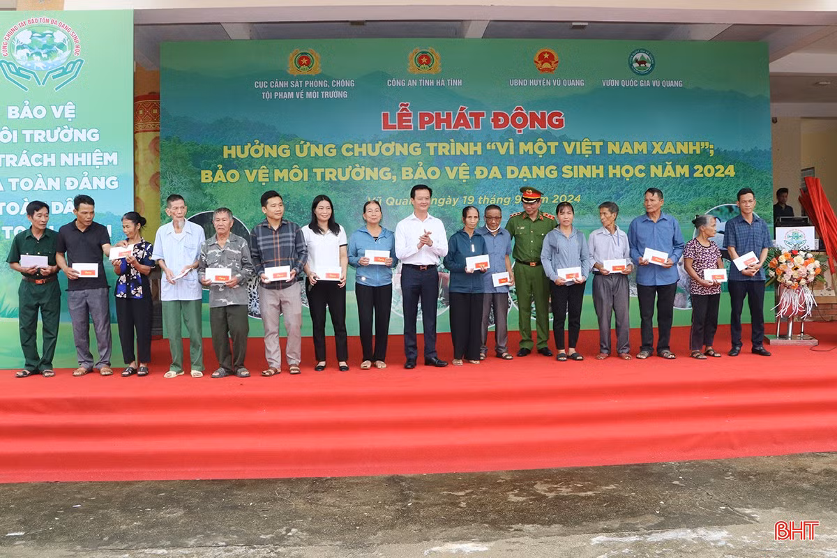 Trung tướng Trần Minh Lệ và Phó Chủ tịch UBND tỉnh Trần Báu Hà trao quà cho các gia đình có công với cách mạng, gia đình có hoàn cảnh đặc biệt khó khăn trên địa bàn huyện Vũ Quang.