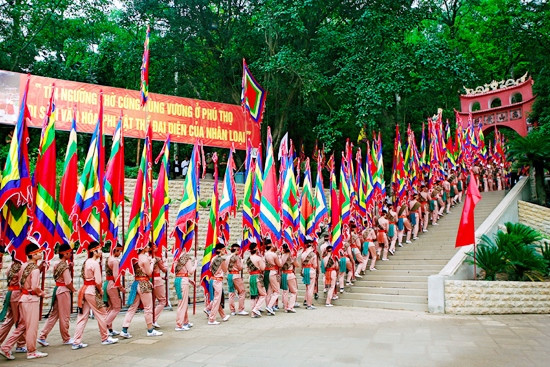 “Dù ai đi ngược về xuôi - Nhớ ngày giỗ Tổ mùng mười tháng ba..."