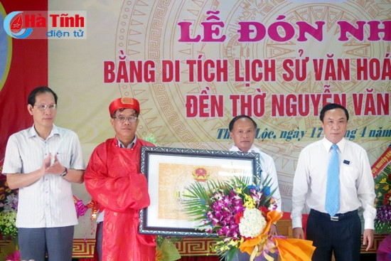 Lãnh đạo Sở VHTT&DL và huyện Can Lộc trao bằng cho đại diện chính quyền địa phương và dòng họ Lãnh đạo Sở VHTT&DL và huyện Can Lộc trao bằng cho đại diện chính quyền địa phương và dòng họ
