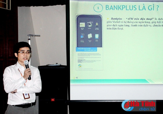 Cán bộ Chi nhánh Viettel Hà Tĩnh giới thiệu về dịch vụ thanh toán tiền điện qua điện thoại di động. thanh toan tien dien qua dien thoai nhanh chong tien loi