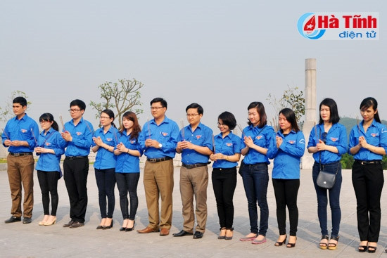 Đoàn dâng hương tưởng niệm cố Tổng Bí thư Hà Huy Tập