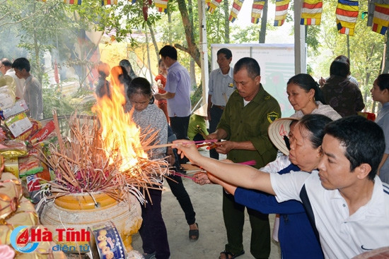 Rất đông người dân đến chùa Đại Hùng để dự lễ Giỗ Tổ Hùng Vương và dâng hương tưởng nhớ công lao các vua Hùng