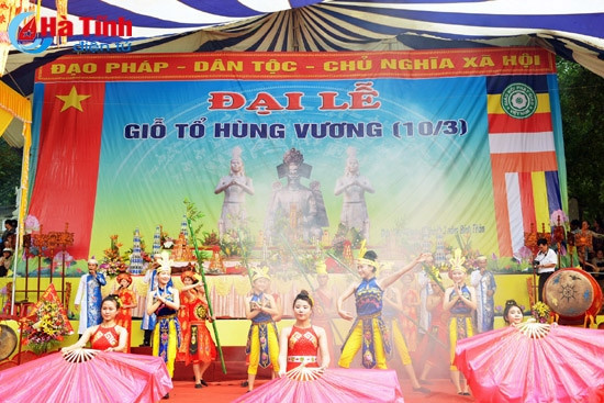 Màn múa lân và chương trình giao lưu văn hóa nghệ thuật.