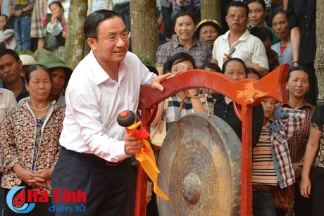 Phó Chủ tịch Quốc hội Uông Chu Lưu và Bí thư Tỉnh ủy - Chủ tịch UBND tỉnh Lê Đình Sơn đánh chiêng, trống khai hội.