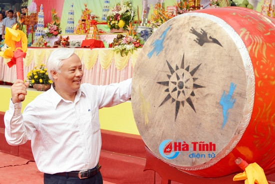 Phó Chủ tịch Quốc hội Uông Chu Lưu và Bí thư Tỉnh ủy - Chủ tịch UBND tỉnh Lê Đình Sơn đánh chiêng, trống khai hội.