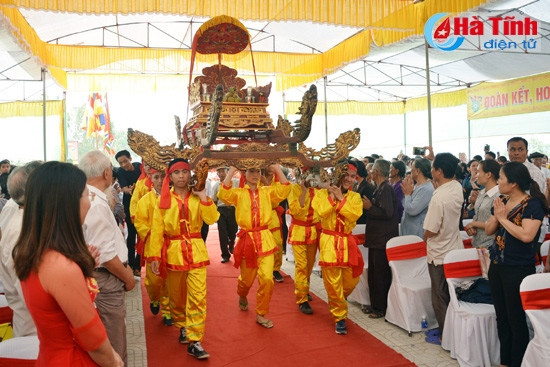 Nghi thức rước linh vị và lễ vật.