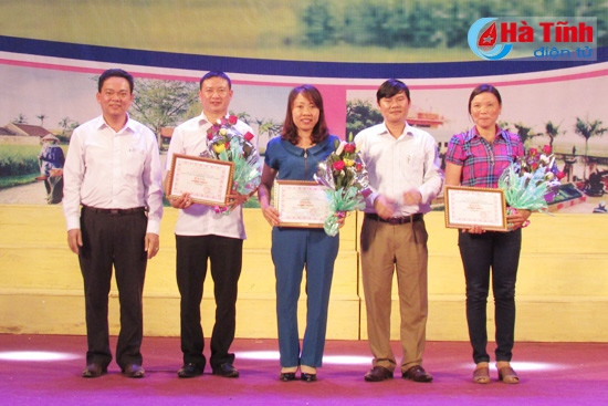 Trao giải nhì cho các thôn: An Tiên, xã Xuân Giang, Minh Hòa (Xuân Thành), Phong Giang (Tiên Điền)