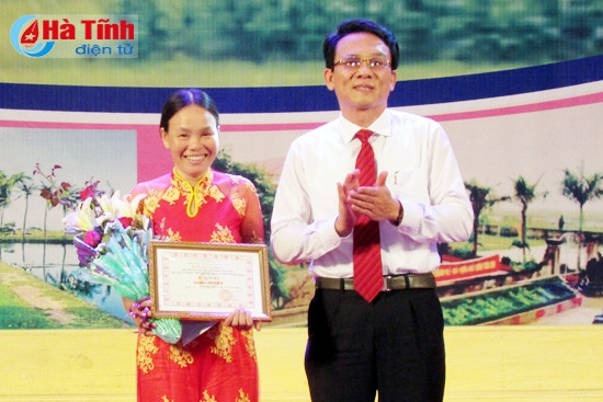 Lãnh đạo huyện Nghi Xuân trao giải nhất cho thôn Phúc Tuy, xã Xuân Viên