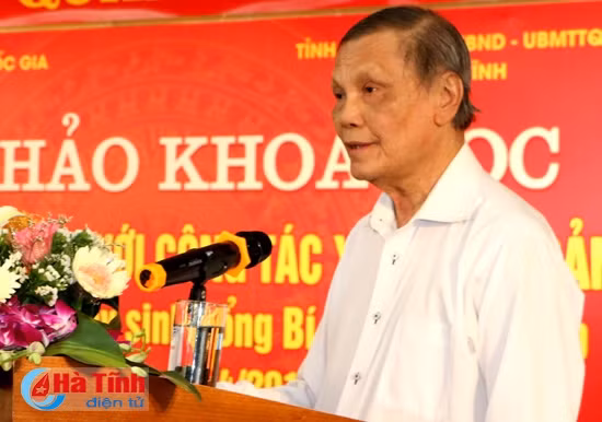 PGS. TS Phạm Xanh trình bày tham luận: "Đồng chí Hà Huy Tập - Người chắp nối Đảng Cộng sản Đông Dương với Quốc tế Cộng sản"