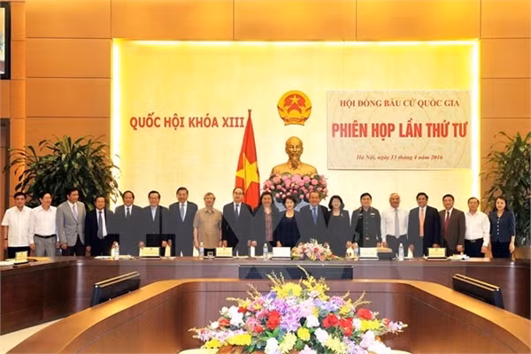 Các thành viên Hội đồng Bầu cử Quốc gia chụp ảnh chung tại phiên họp. (Ảnh: Trọng Đức/TTXVN)