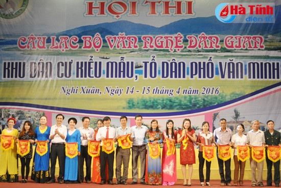 Lãnh đạo Văn phòng Điều phối NTM tỉnh và huyện Nghi Xuân tặng cờ lưu niệm cho các đội tham gia hội thi