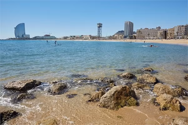 Barcelona, Tây Ban Nha: Không giống như hầu hết các thành phố lớn, Barcelona có 4,2 km bờ biển. Barceloneta, Marbella, Nova Icaria, và Bogatell là những bãi biển nổi tiếng nhất.
