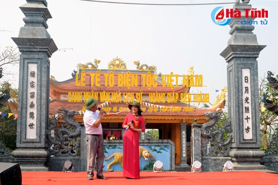 Cùng với lễ tế tổ, Hội đồng Biện tộc Việt Nam còn tổ chức các hoạt động giao lưu văn nghệ, thể thao...