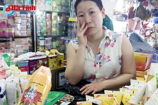 ... thuốc xịt muỗi đắt hàng sau thông tin vi-rút Zika xuất hiện tại Việt Nam. (Ảnh chụp tại chợ Hà Tĩnh).