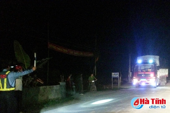 Lực lượng chức năng tiến hành kiểm tra tải trọng xe tải BKS 11C-003.43 và BKS 37C-104.53