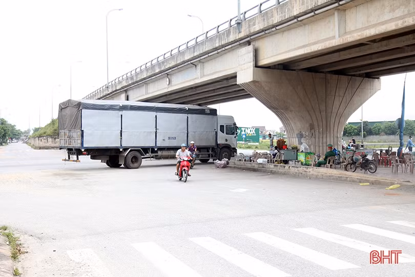 Xử lý việc chiếm dụng gầm cầu vượt tuyến tránh TP Hà Tĩnh làm nơi kinh doanh, khó hay dễ?!