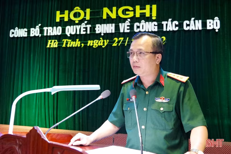 Bộ CHQS tỉnh Hà Tĩnh công bố các quyết định về cán bộ và thăng quân hàm