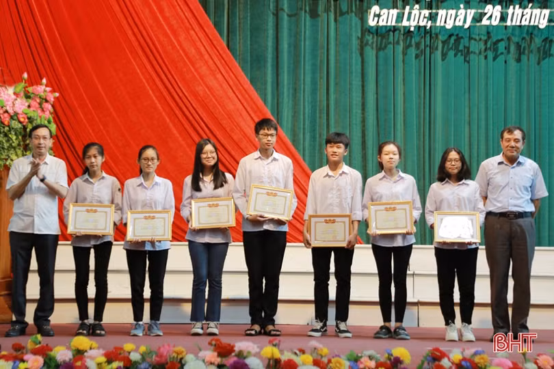 Can Lộc khen thưởng học sinh giỏi các cấp, năm học 2021- 2022