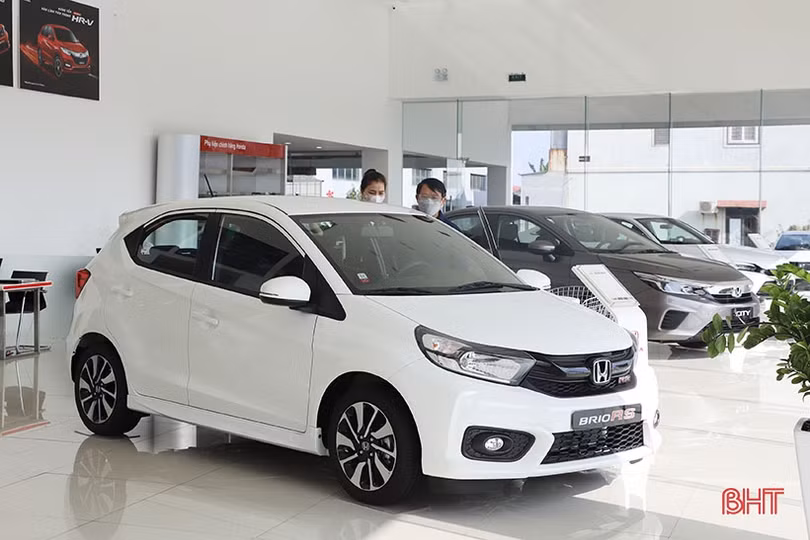 Sắp hết hạn giảm 50% phí trước bạ, các đại lý ô tô tại Hà Tĩnh khan hàng