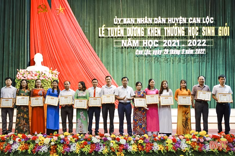 Can Lộc khen thưởng học sinh giỏi các cấp, năm học 2021- 2022