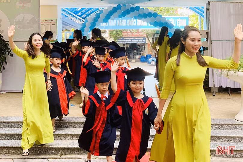 Các bé mầm non Trí Đức bịn rịn chia tay mái trường mến yêu