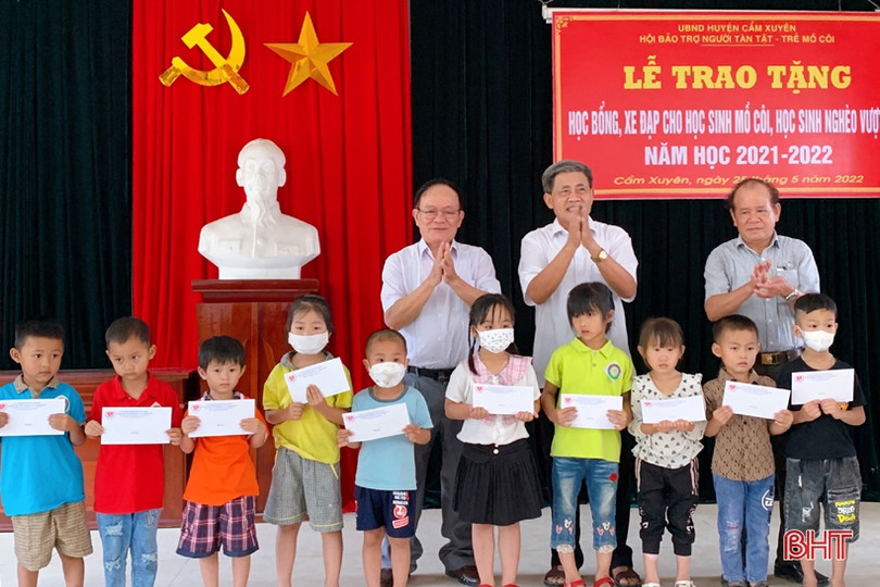 Trao học bổng, xe đạp cho học sinh Cẩm Xuyên gặp hoàn cảnh khó khăn