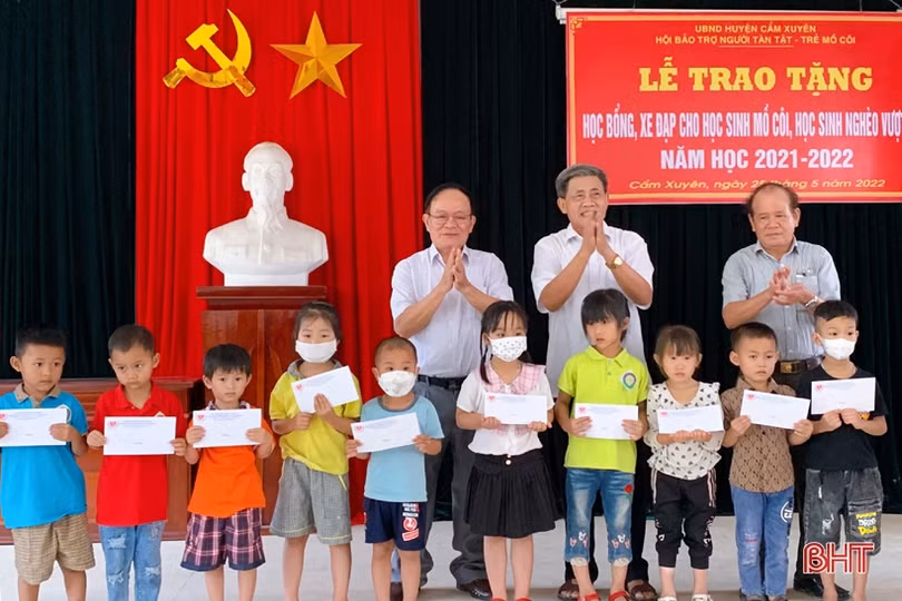 Trao học bổng, xe đạp cho học sinh Cẩm Xuyên gặp hoàn cảnh khó khăn