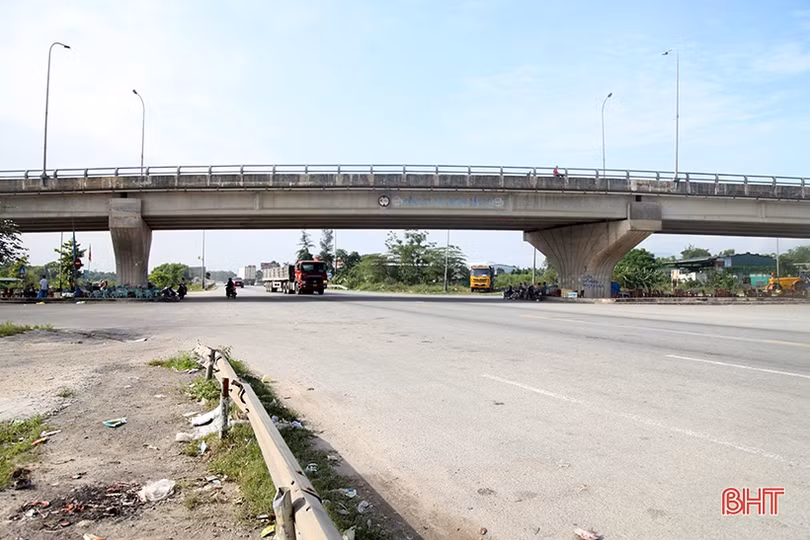 Xử lý việc chiếm dụng gầm cầu vượt tuyến tránh TP Hà Tĩnh làm nơi kinh doanh, khó hay dễ?!