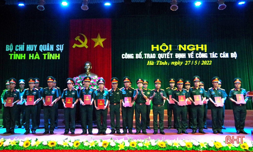 Bộ CHQS tỉnh Hà Tĩnh công bố các quyết định về cán bộ và thăng quân hàm